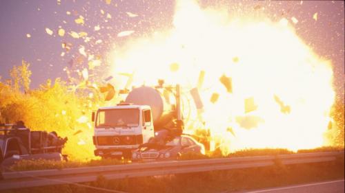 Fahraufnahme auf der Autobahn mit großer Explosion